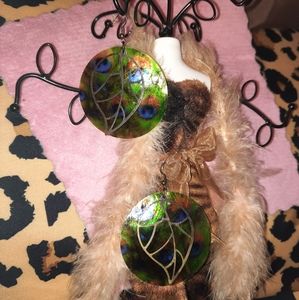 Round Shell like Earrings with Leaf Accent "Look"